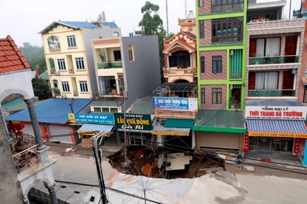 Khu vực bị sụt lún gây nguy hiểm cho cuộc sống người dân (Ảnh: Lê Phú)