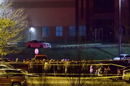 Nhiều người đứng ngoài văn phòng của FedEx, gần Sân bay quốc tế Indianapolis. (Ảnh: AP)