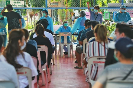 Nhiều chuyên gia lo ngại làn sóng Covid-19 thứ 3 của Thái Lan có thể trở nên trầm trọng hơn trong kỳ nghỉ lễ dài ngày. (Ảnh: Bangkok Post)