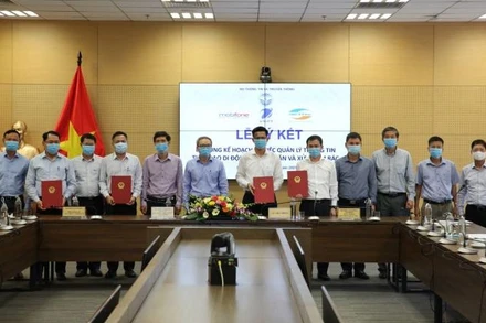 Thứ trưởng TT-TT Phan Tâm cùng đại diện lãnh đạo các đơn vị, doanh nghiệp tại lễ ký kết.