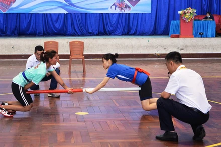 Các vận động viên thi đấu nội dung đẩy gậy. 