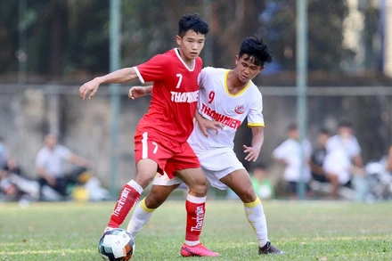 Khi bị dẫn trước , U19 PVF bắt đầu dồn sức tấn công. (Ảnh: VFF)