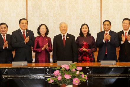 Tổng Bí thư Nguyễn Phú Trọng, Thủ tướng Phạm Minh Chính và các đại biểu tại Lễ công bố Quyết định của Bộ Chính trị phân công Trưởng Ban Tổ chức Trung ương và Trưởng Ban Dân vận Trung ương. 