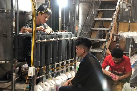 Hiện trường sản xuất các chai nước giặt giả mạo nhãn hiệu.