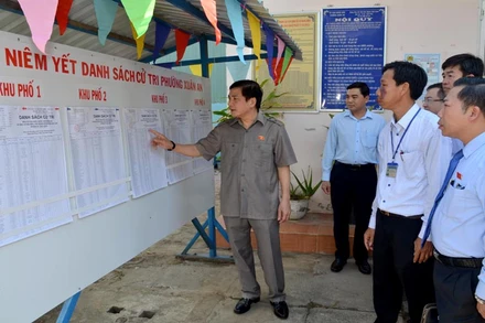  Đồng chí Bùi Văn Cường, Ủy viên Trung ương Đảng, Ủy viên Ủy ban Thường vụ Quốc hội, Trưởng Đoàn giám sát của Ủy ban Thường vụ Quốc hội kiểm tra việc niêm yết danh sách cử tri tại phường Xuân An, TP Phan Thiết.