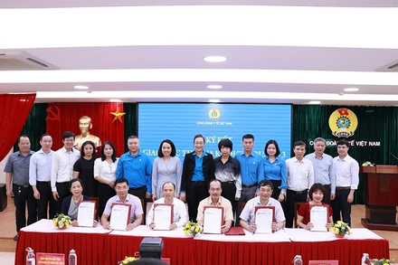 Các đơn vị ký kết tham gia Chương trình “75 nghìn sáng kiến vượt khó, phát triển”.