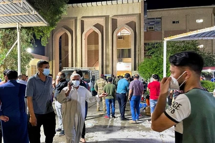 Nổ bình chứa oxy được cho là nguyên nhân của vụ hỏa hoạn. (Ảnh: Reuters)