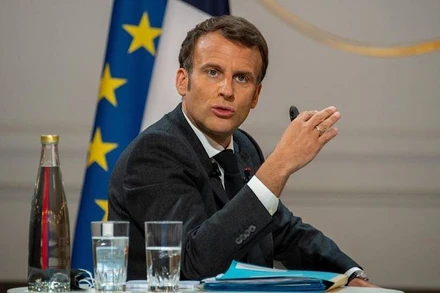 Tổng thống Pháp Emmanuel Macron cho biết trong khoảng 80-100 ngày tới, Pháp sẽ sản xuất vaccine để có thể khống chế dịch bệnh trong năm nay. (Ảnh: Le Parisien)