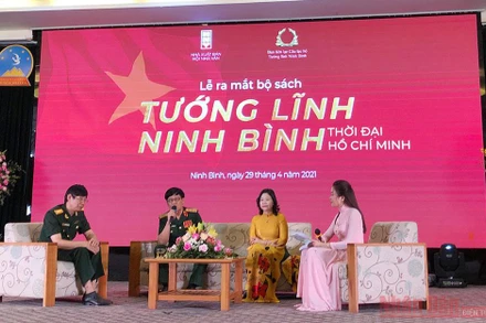 Bà Bùi Mai Hoa, nhà văn Sương Nguyệt Minh và người dẫn chương trình trò chuyện cùng nhân vật trong bộ sách.