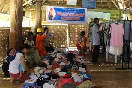 Đồng bào chọn lựa quần áo vừa với mình và người thân để mang về nhà.
