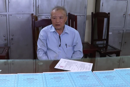 Võ Hoàng Giang cùng tang vật liên quan đến hành vi bán hóa đơn GTGT.