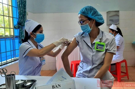 Những cán bộ Y tế đầu tiên được tiêm vaccine phòng chống Covid-19.
