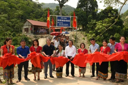 Các đại biểu cắt băng khánh thành cầu.