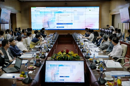 Các đại biểu nghe đơn vị phát triển một phần mềm giới thiệu về hệ thống đặt lịch khám, chữa bệnh trực tuyến.