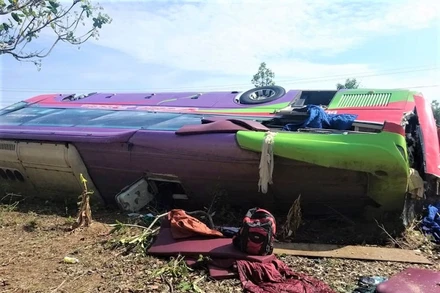 Hiện trường chiếc xe khách bị lật.