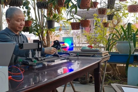 Thầy Mai Văn Túc đã dày công sáng chế hàng trăm thiết bị thí nghiệm, với mong muốn giúp nhọc trò cảm nhận vẻ đẹp của môn học và kích thích óc tò mò cùng khả năng sáng tạo tiềm ẩn của từng em. 