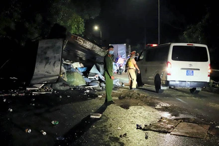 Xe tải lật ngửa hư hỏng nặng