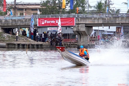 Dù công suất máy không lớn nhưng tốc độ di chuyển của các phương tiện tham gia “nhanh như gió”. 