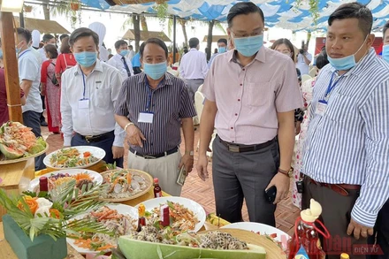 Du khách tham quan 100 món ăn xác lập kỷ lục Quốc Gia.