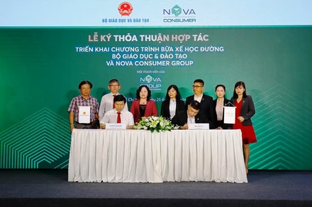 Đại diện Bộ Giáo dục và Đào tạo và Nova Consumer Group ký kết thỏa thuận hợp tác.