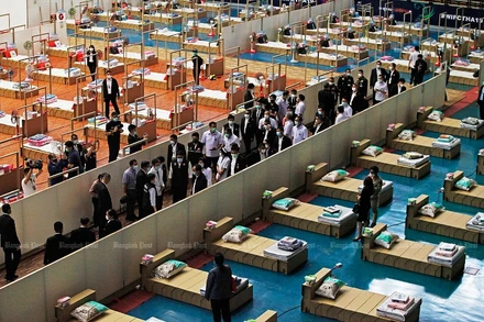 Thủ tướng Thái Lan Prayut Chan-o-cha thăm một bệnh viện dã chiến ở Thủ đô Bangkok, hôm 21-4. (Ảnh Bưu điện Bangkok)