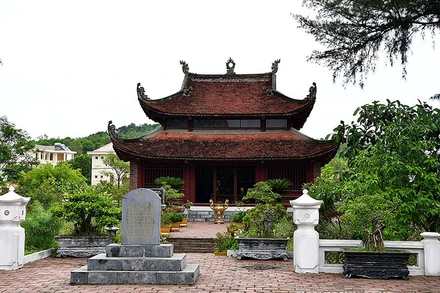 Ðền thờ Bác Hồ trên đảo Cô Tô.