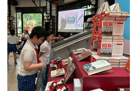 Các em học sinh tham gia hoạt động trong khuôn khổ chương trình “Sách - Bầu trời tri thức”.