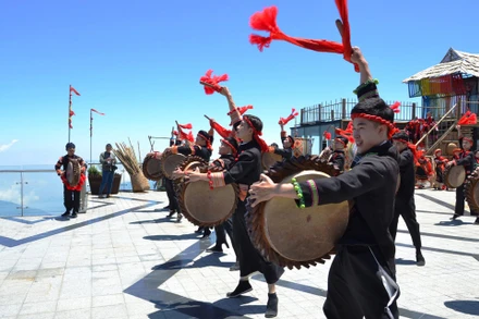 Sôi động sắc màu vũ điệu trên mây ở Sa Pa