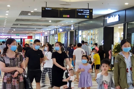 Các trung tâm thương mại sôi động vào dịp cuối tuần.