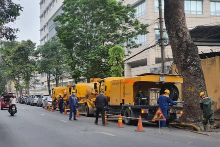 Công nhân Công ty TNHH một thành viên Thoát nước Hà Nội duy trì hệ thống thoát nước.