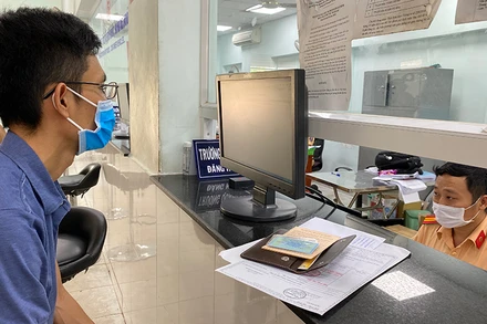 Lực lượng CSGT TP Hồ Chí Minh cấp biển số vàng cho các trường hợp xin cấp đổi.