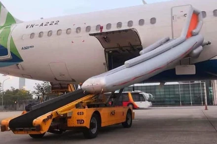Máy bay VN - A222 của Bamboo Airways bị bung cầu phao thoát hiểm. (Ảnh: Diễn đàn Hàng không)