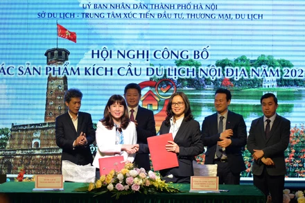 Các đại biểu ký kết biên bản hợp tác nhằm nâng cao chất lượng sản phẩm du lịch
