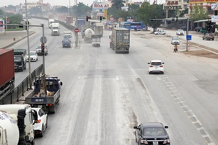 Vi phạm xe quá tải trên quốc lộ 5 giảm mạnh sau khi lắp đặt cân kiểm tra tải trọng xe tự động. (Ảnh: Tổng cục Đường bộ Việt Nam)