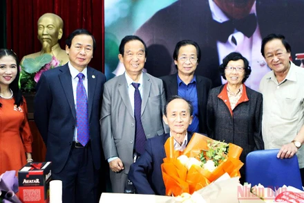 Các thành viên gia đình chúc mừng nhạc sĩ Nguyễn Lân Cường trong buổi ra mắt sách “Nhật ký trên khoa sol”.