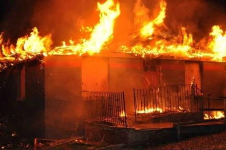 Đám cháy bùng phát dữ dội vào sáng sớm. Ảnh News Central TV.