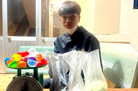 Đỗ Văn Thành cùng hóa chất và vật liệu dùng để làm pháo nổ tự chế bị thu giữ.