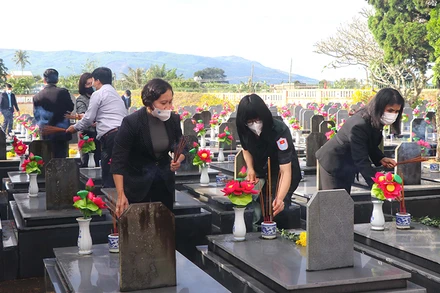 Thắp hương viếng mộ các liệt sĩ đang an nghỉ tại Nghĩa trang Liệt sĩ thị xã An Khê.