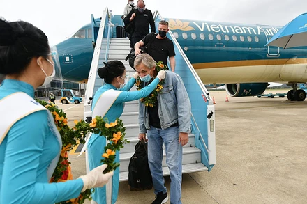 Khách quốc tế đến Việt Nam trong tháng 11 tăng 42,4% so tháng trước do nước ta bắt đầu thực hiện lộ trình thí điểm đón khách du lịch quốc tế đến Việt Nam. (Ảnh: Ngọc Hằng)