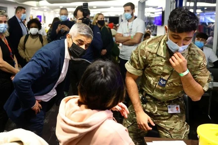 Thị trưởng London, Sadiq Khan đến thăm 1 trung tâm tiêm phòng Covid-19 tại sân vận động Stamford Bridge của câu lạc bộ bóng đá Chelsea, London, Anh, ngày 18/12/2021. (Ảnh: Reuters)