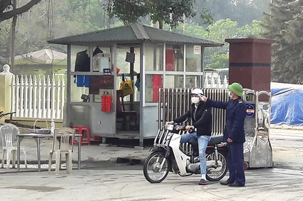 Kiểm tra thân nhiệt người lao động đến cơ sở sản xuất tập trung ở Khu công nghiệp Lễ Môn, thành phố Thanh Hóa.