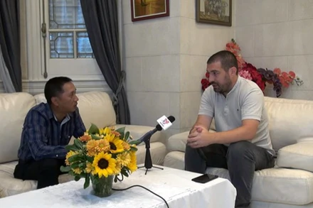 Nhà báo Gaston Fiorda (phải).(Ảnh: Ngọc Tùng/TTXVN)