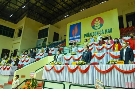 Các đại biểu thực hiện nghi thức chào cờ tại lễ bế mạc.