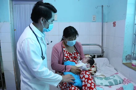 Nhờ các bác sĩ theo dõi và điều trị tích cực, bé đã ổn định và đủ điều kiện xuất viện.