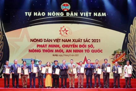 Đồng chí Vương Đình Huệ, Chủ tịch Quốc hội và đồng chí Lương Quốc Đoàn, Chủ tịch Hội Nông dân Việt Nam trao danh hiệu Nông dân Việt Nam xuất sắc cho nhóm nông dân thuộc lĩnh vực chuyển đổi số, xây dựng nông thôn mới và bảo vệ an ninh quốc phòng. (Ảnh: danviet.vn)