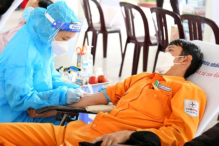 Cán bộ, nhân viên, khách hàng điện ở miền trung tham gia Tuần lễ Hồng EVN lần thứ 7.