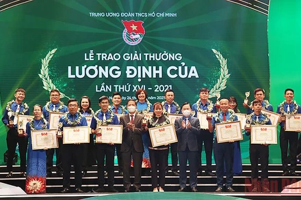 Đồng chí Trần Tuấn Anh và đồng chí Nguyễn Anh Tuấn trao Giải thưởng Lương Định Của năm 2021 tặng các thanh niên nông thôn tiêu biểu.