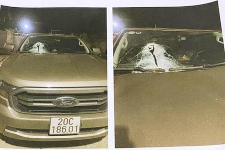 Hình ảnh các xe ô-tô bị ném gạch đá.