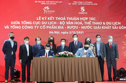 Lễ ký kết Thỏa thuận hợp tác giữa Tổng cục Du lịch và Tổng Công ty Cổ phần Bia - Rượu - Nước giải khát Sài Gòn (SABECO) (Ảnh: Tổng cục Du lịch)