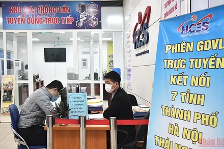 Phiên giao dịch việc làm trực tuyến tại Hà Nội ngày 16/12 (Ảnh: Minh Duy).